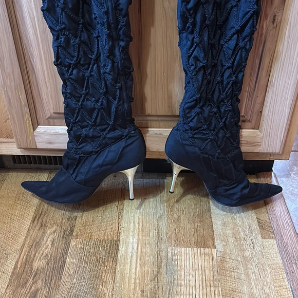 Wild Rose Black Stiletto Heeled Boots with Ruched Design - Picture 4 of 8